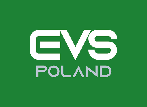 Białe litery EVS i szary napis POLAND na zielonym tle.